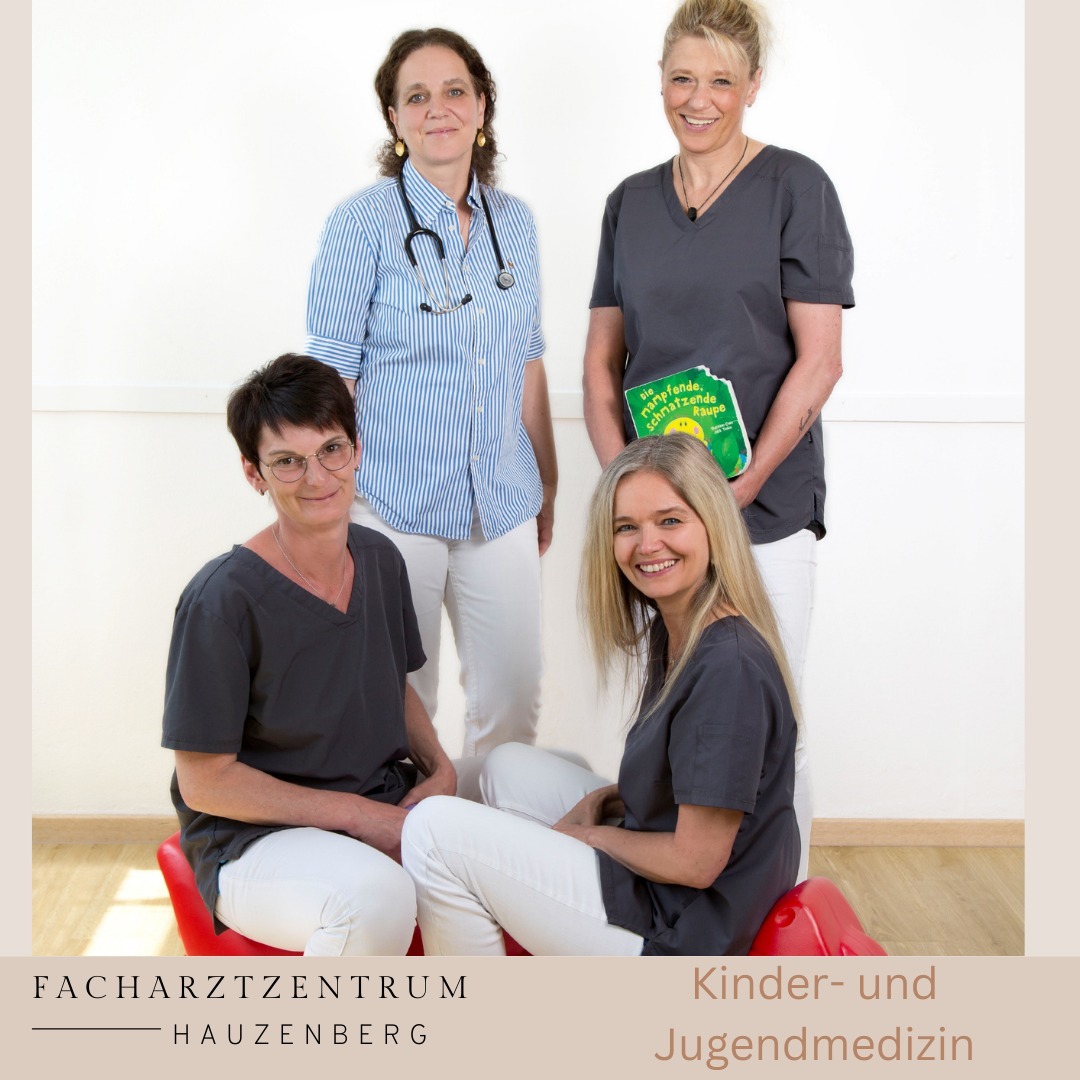 Wir dürfen unsere Kinderheilkunde vorstellen:(hinten links nach rechts)Fr. Dr. Julia Gerstl-Voll ist unsere Kinderärztin. Ihr Schwerpunkt liegt in der Kinderpneumologie. An der Technischen Universität in München spezialisierte Sie sich auf Asthma, Allergien und andere Lungenerkrankungen bei Kindern.Bettina kennt ihr bereits aus unserer Anmeldung, überwiegend arbeitet sie in der Kinderheilkunde und übernimmt dort die Vorsorgeuntersuchungen der Kinder und organisiert die Terminvergabe. Mit ihrer offenen und sympathischen Ausstrahlung, nimmt sie den kleinen Patienten die Angst.(vorne links nach rechts)Daniela arbeitet bereits seit mehr als 10 Jahren in der Kinderheilkunde, mit ihrer fürsorglichen und emphatischen Art ist sie in der Abteilung nicht mehr wegzudenken. Sie übernimmt die Terminvergabe, sowie sämtliche Untersuchungen wie Seh-Hör- und Allergietests.Für Ramona ist es nicht nur ein Beruf, es ist ihre Leidenschaft und Herzensangelegenheit ihre kleinen Patienten/innen von Tag eins bis ins Jugendalter begleiten zu dürfen. Ramona ist die Erstkraft in der Abteilung und für die Praxisorganisation verantwortlich.#kinderaugenleuchten #kinderarzt #mvz #vorsorgeuntersuchungen #hörtest #sehtest #entwicklung #impfung