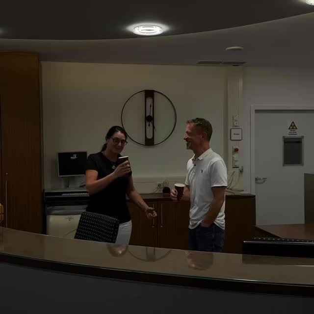 Botanischer Notfall erfolgreich gemeistert! 🌿Unser Patient – ein junger Baum – kam in kritischem Zustand zu uns.
Nach intensiver Pflege, ausreichend Wasser und viel Liebe konnten wir ihn stabilisieren 💧💚
Jetzt steht er wieder fest verwurzelt in der Erde und kann weiter wachsen! 🌳Ein großes Dankeschön an die Gemeinschaftspraxis Germannsdorf für die Nominierung zur #BaumpflanzChallenge 🌱
Wir nominieren die Praxen
👉 @kiwuvianea
👉 @soloallgemeinarztpraxisIhr habt 7 Tage Zeit, euren eigenen Baum zu pflanzen –
oder uns zur Stärkung eine kleine Brotzeit zu bringen 😋🥖#BotanischerNotfall  #mvzhauzenberg #BaumpflanzChallenge  #PraxisteamPower